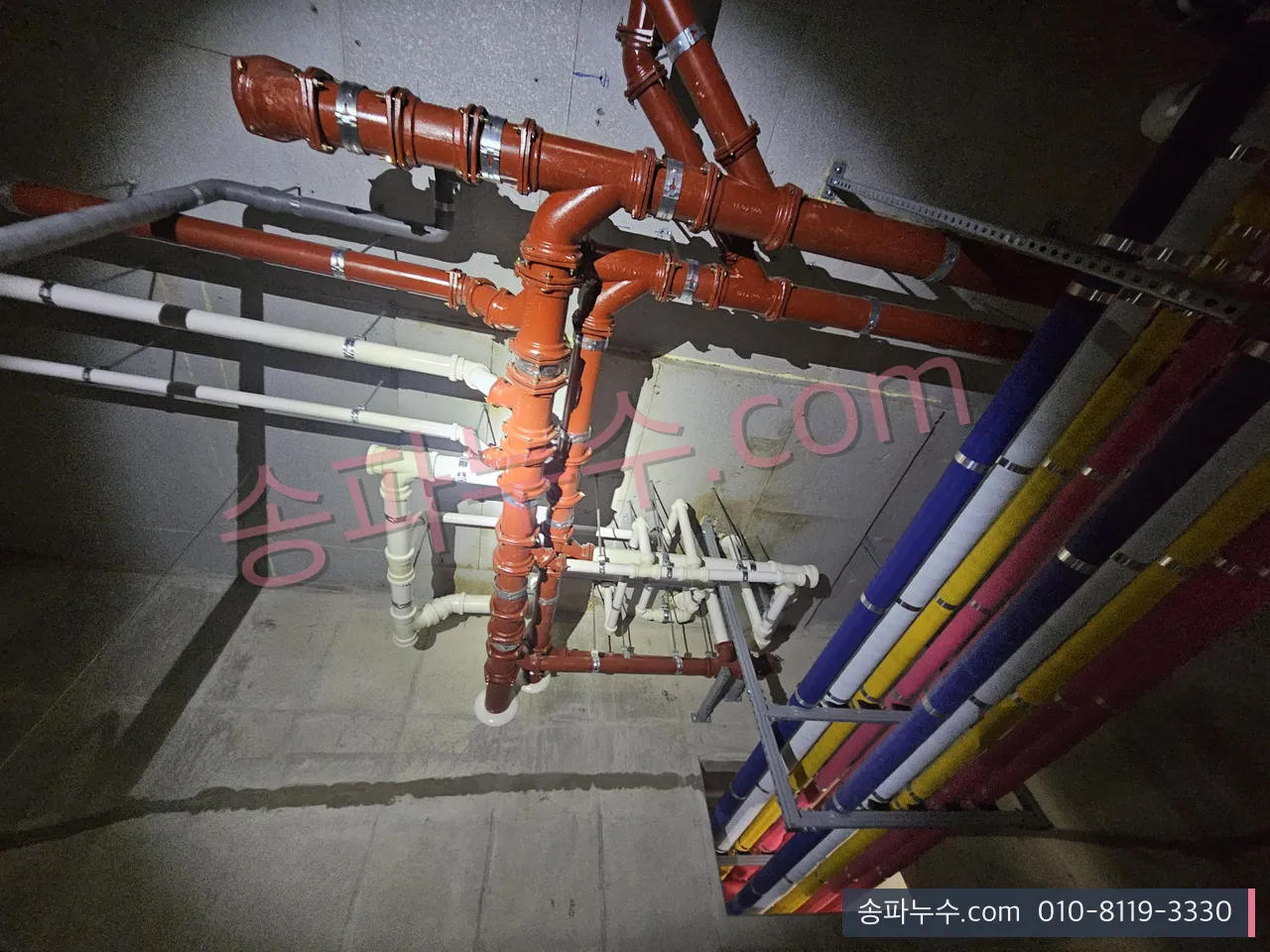 건물 기계실 천장의 급수·소방 배관 계통